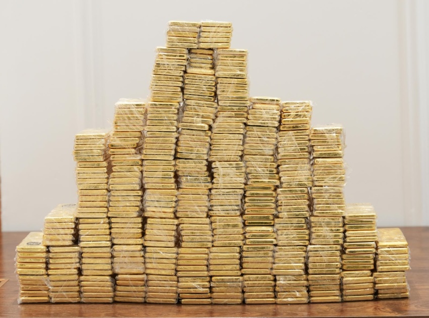 القضاء يسترد 375 كيلوغراماً من الذهب في قضية وكيل النفط