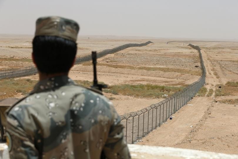 نائب يتحدث عن "أحزمة الموت" مع سوريا ويؤشر "رسائل خاطئة للرأي العام"