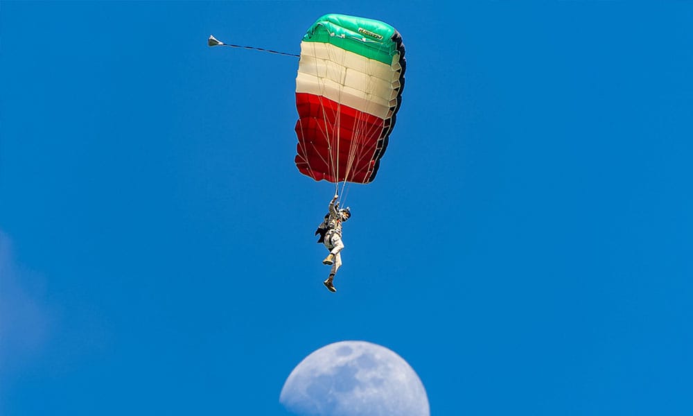 مظليو الجيش يزينون السماء بإنزال جوي عانق أبراج الكويت الشاهقة احتفالا بالأعياد الوطنية