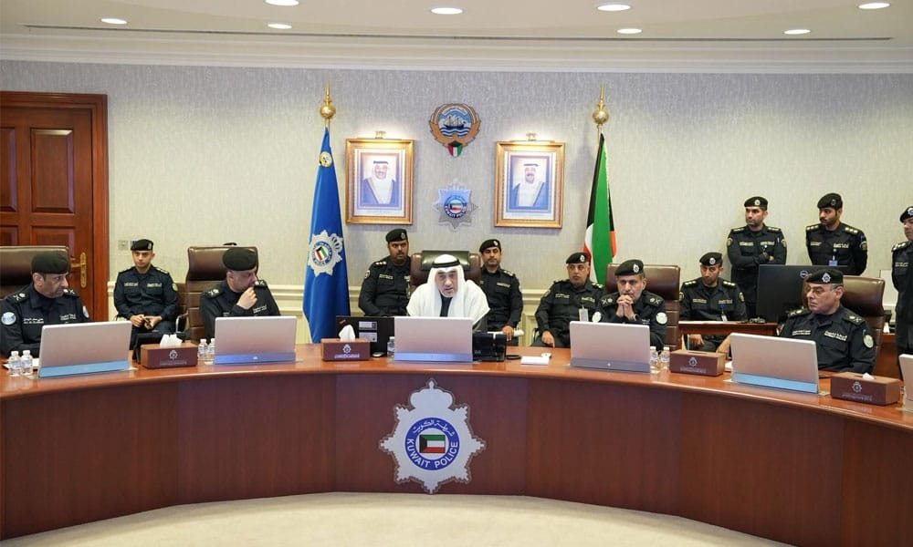 النائب الأول ووزير الداخلية يترأس اجتماعا مع القيادات الأمنية لمتابعة المستجدات الإقليمية