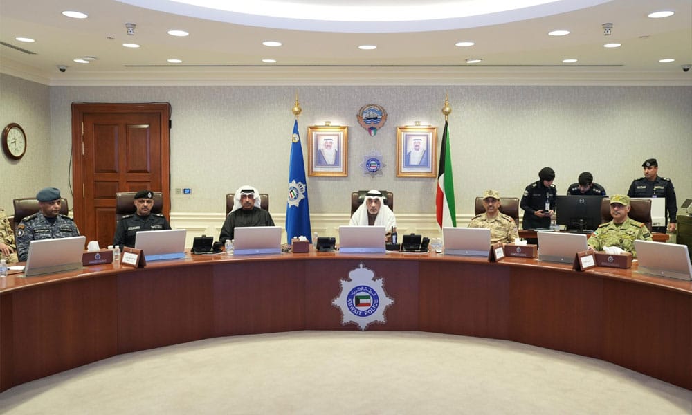 النائب الأول ووزير الداخلية يترأس اجتماعا مع القيادات العسكرية والأمنية لبحث المستجدات الراهنة