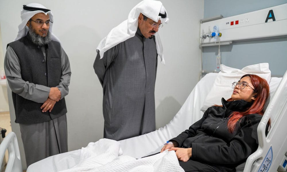 سمو رئيس مجلس الوزراء يقوم بزيارة تفقدية إلى مستشفى الفروانية للاطمئنان على حالة المصابين جراء الهجوم الذي استهدف المطار