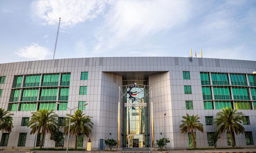 “هيئة الصناعة” تدعو المصانع الغذائية والصناعات الدوائية إلى ضرورة تعزيز الإنتاج دون توقف