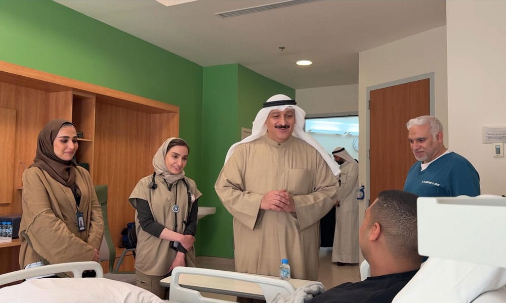 وزير الصحة يطمئن على حالة أحد منتسبي الجهات الأمنية المصاب أثناء تأدية واجبه في مطار دولة الكويت